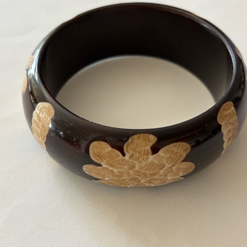 Bangle Bracelet Brown with Cream Flower Inlays